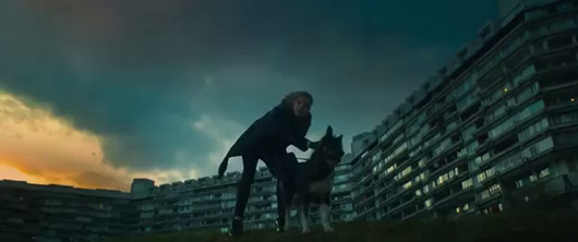 foto de protagonista y su perro